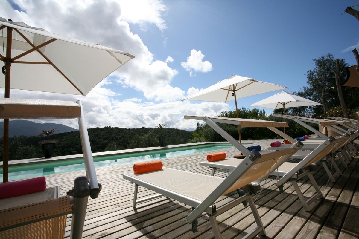 Hog Hollow Country Lodge Pool Deck